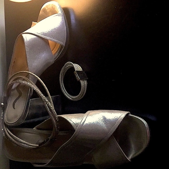 💲🔻 Brushed  Silver Sophisticated Platform 👡 Heels - Picture 1 of 6